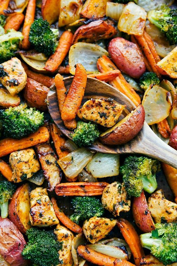 ONE PAN ROASTED GARLIC PARMESAN CHICKEN AND VEGGIES